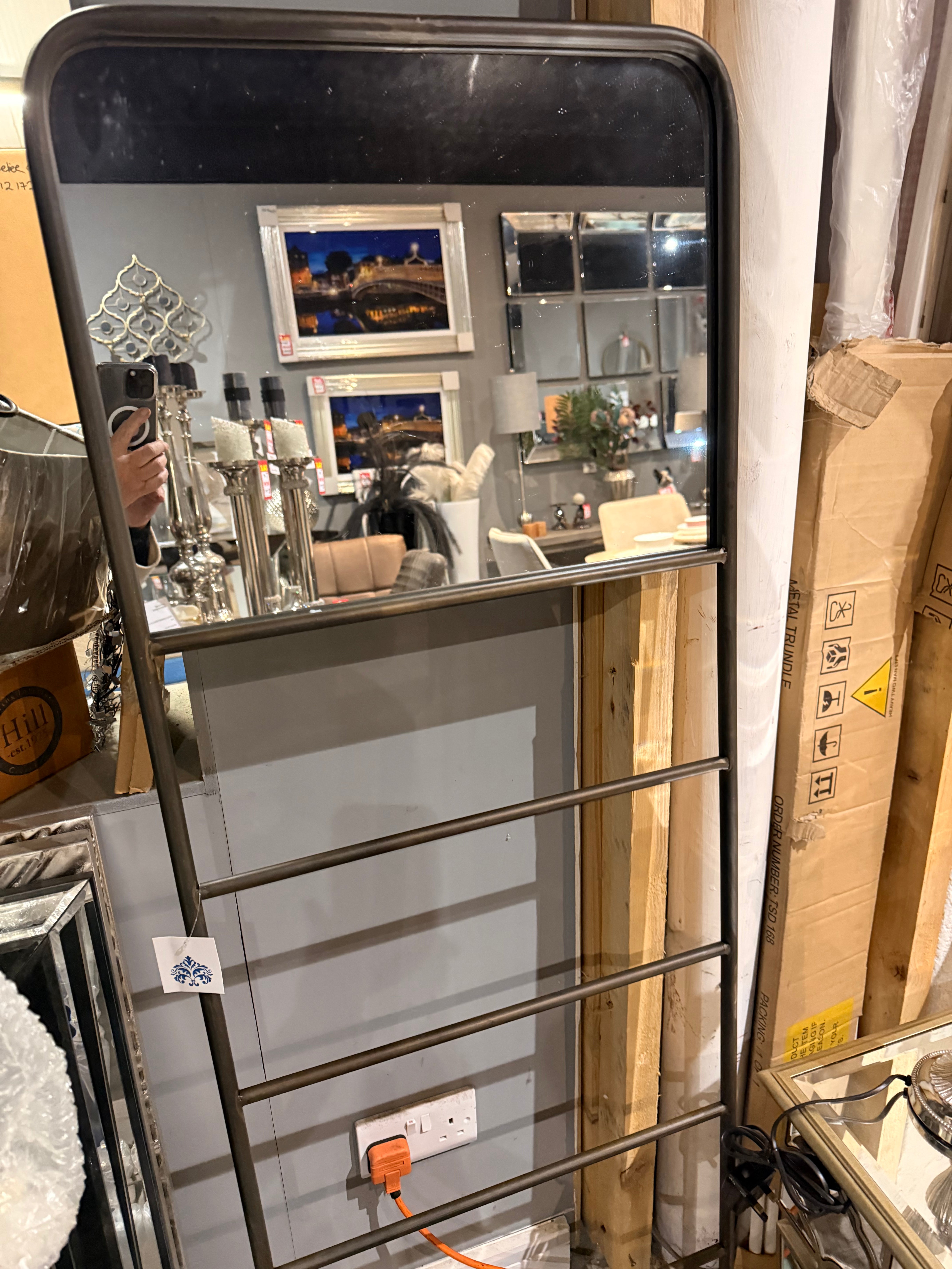 Industrial hanging rail with mirror reduced for pick up