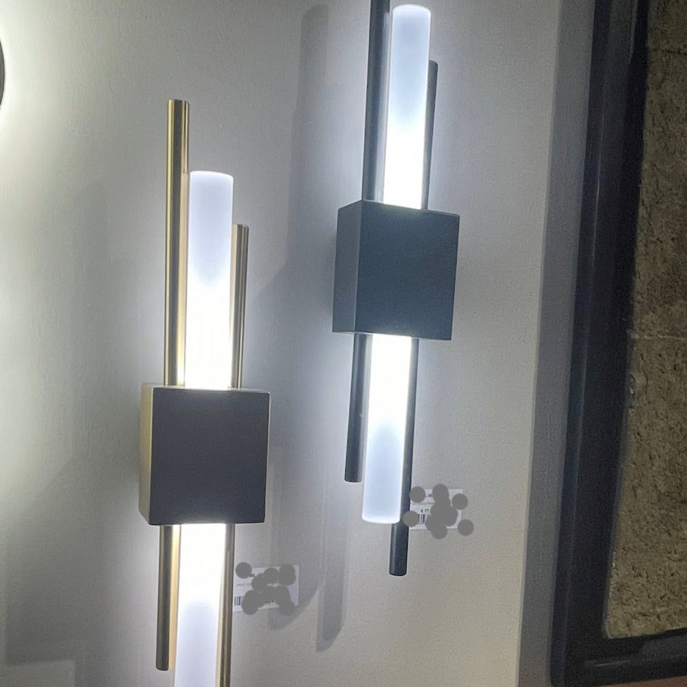 Contemporary Nio Wall light in gold or black