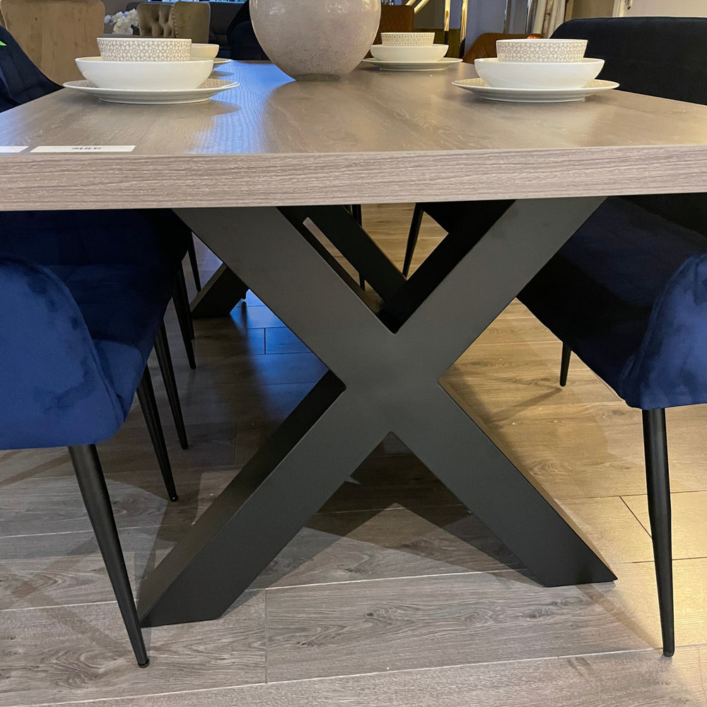 Dynasty  Dining table in 2 sizes with cross leg