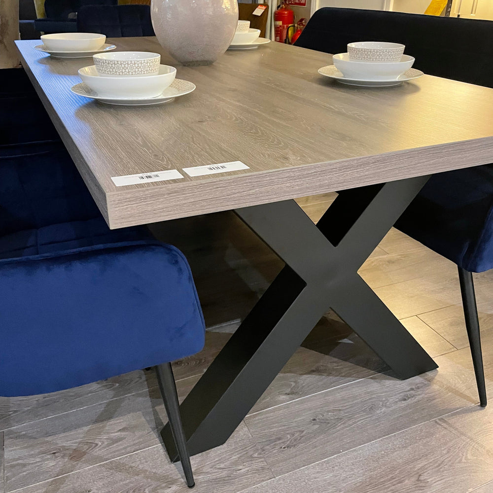 Dynasty  Dining table in 2 sizes with cross leg