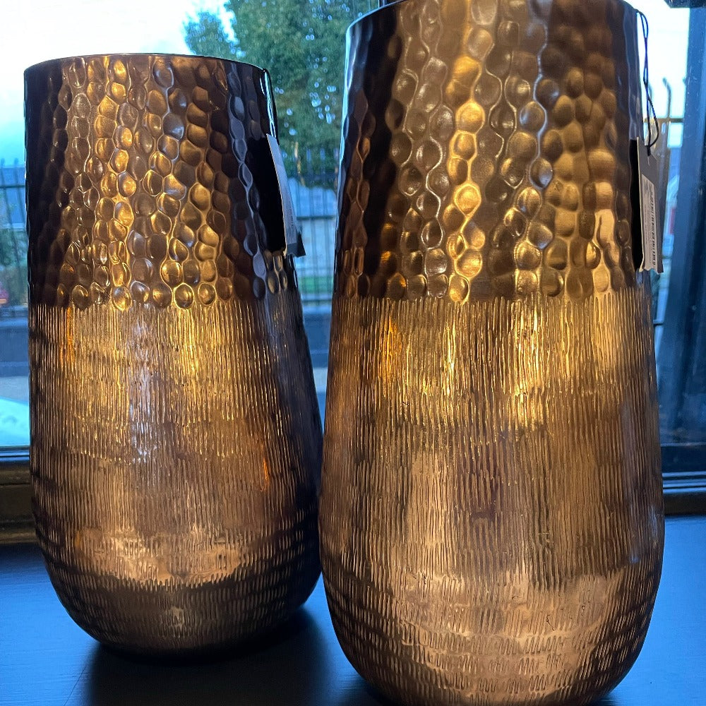 Hammered top vase in bronzed metal